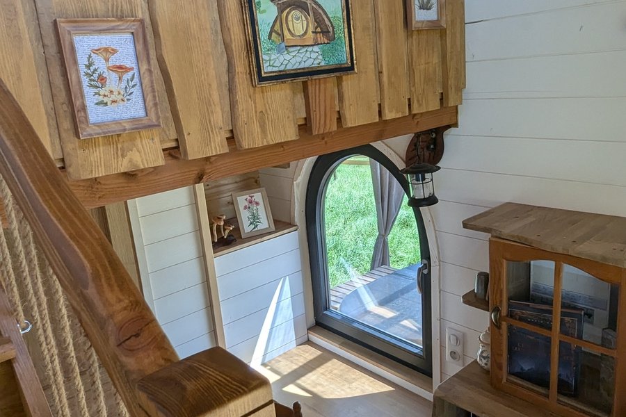 Небольшие картины поддерживают общую тематику дизайна (Tiny House Hobbit). Небольшие картины поддерживают общую тематику дизайна (Tiny House Hobbit).