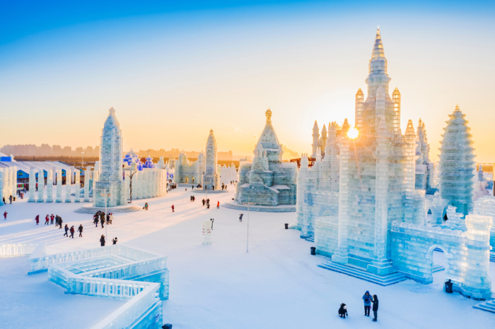 В любое время суток посетители получат массу удовольствия от прогулки по сказочным тематическим паркам (Harbin Ice-Snow World, Китай). | Фото: easytourchina.com.