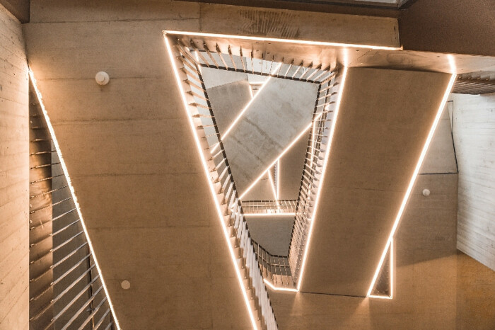 Скульптурная лестница соединила все этажи комплекса и стала своеобразной смотровой площадкой (CALLAS, Инсбрук). | Фото: immobilienscout24.at.