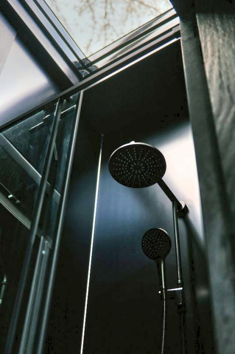 Ванная комната, «спрятанная» в модульном шкафу, порадует потолочным окном и горячей водой (Raus Cabin, Германия). | Фото: blog.galeriadaarquitetura.com.br.