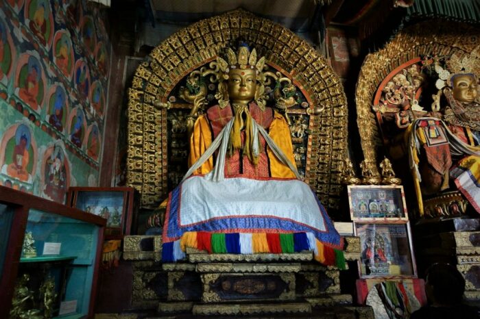 Сохранилось несколько статуй Будды и других божеств, которые в свое время пожертвовал монастырю его основатель Халхи Абатай-хан (Erdene Zuu Hyid, Монголия). | Фото: retireediary.wordpress.com.