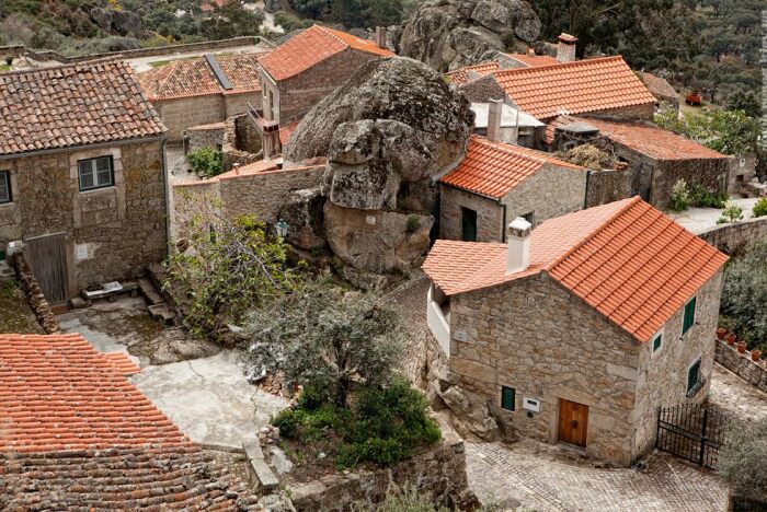 Скальное поселение строилось вокруг гигантских камней, которые стали частью архитектуры (Монсанто, Португалия). | Фото: grownuptravels.com.