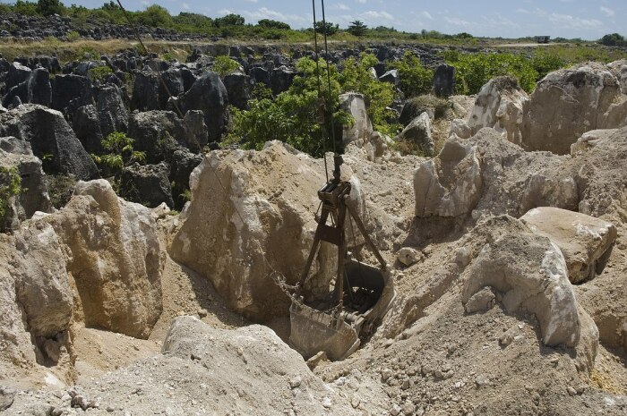 Вся экономика страны была завязана лишь на добычи полезных ископаемых, которые очень быстро закончились (о. Науру).