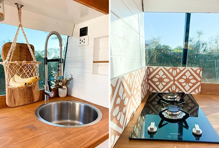 Кухонный уголок в преобразованном автобусе. Кухонный уголок в преобразованном автобусе.