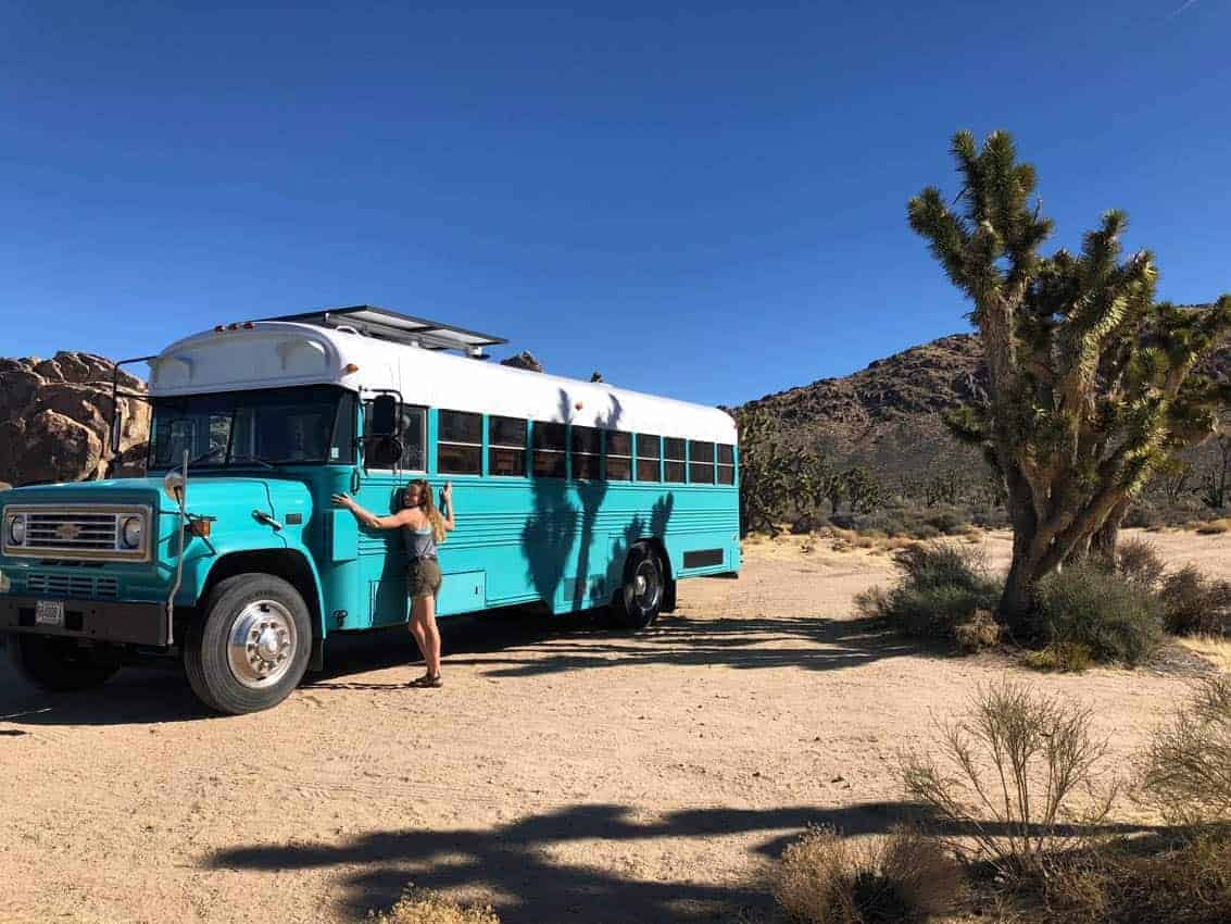 Чтобы сэкономить, пара самостоятельно покрасила автобус. Чтобы сэкономить, пара самостоятельно покрасила автобус.