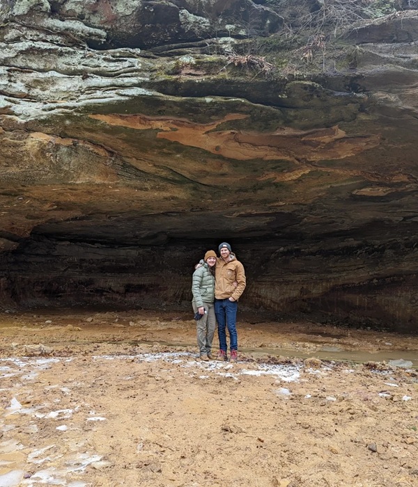 Брайант и Эми Джинджерич возле пещеры, которая принесла миллионы (Огайо, США). Брайант и Эми Джинджерич возле пещеры, которая принесла миллионы (Огайо, США).