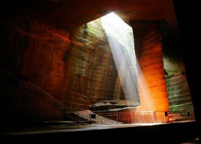 Не найден ответ на вопрос, как же работали мастера в глубине пещер без света (Longyou Caves, Китай). | Фото: theancientconnection.com.