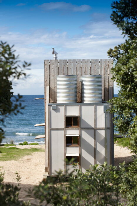 Специальное оборудование, спрятанное в пристройке, и резервуары для сбора дождевой воды делают пляжный домик самодостаточным и комфортным («Хижина на санях», Новая Зеландия). | Фото: teenyabode.com.