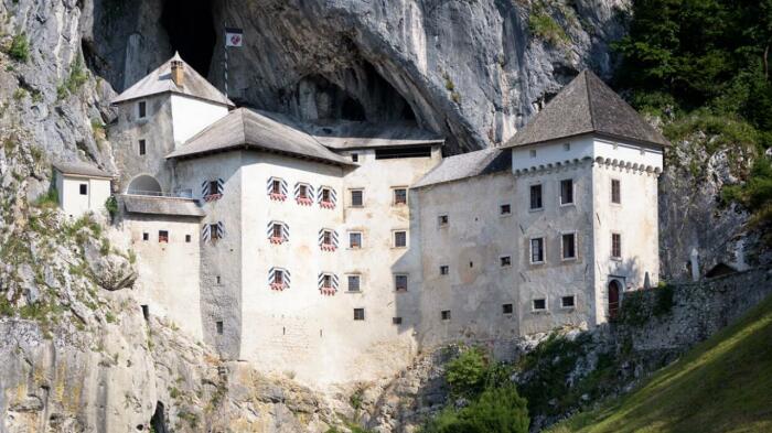 Тот замок, который мы можем увидеть сейчас, построен в конце XVI века (Predjamski grad, Словения). | Фото: ancient-origins.net.