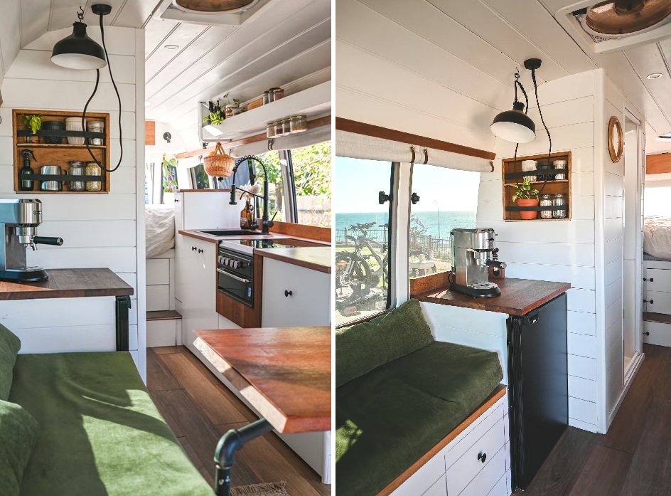 Под кофейным столиком спрятан холодильник. Под кофейным столиком спрятан холодильник.