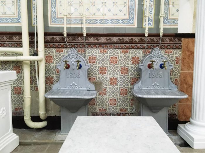 Так выглядело банное оборудование в начале XIX века, доступное для посетителей в залах с оплатой 50 копеек (Сандуновские бани, Москва. | Фото: relaxmoskva.ru.