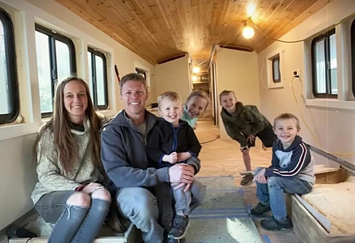 Вся семья принимала посильное участие в преобразовании автобуса. Вся семья принимала посильное участие в преобразовании автобуса.