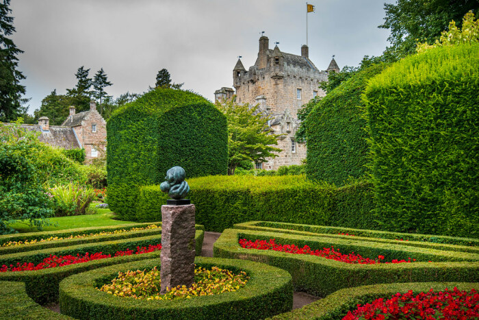 Экскурсия для посетителей по замку заканчивается тем, что все могут прогуляться по саду, наслаждаясь прекрасными топиариями и благоухающими цветами (Cawdor Castle, Шотландия). | Фото: europeanwaterways.com.