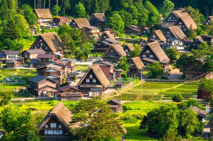 Зеленый сезон привлекает в деревню тысячи туристов, которые могут провести несколько дней, чтобы обследовать достопримечательности округи (Сиракава-го, Япония). | Фото: blog.japanwondertravel.com.