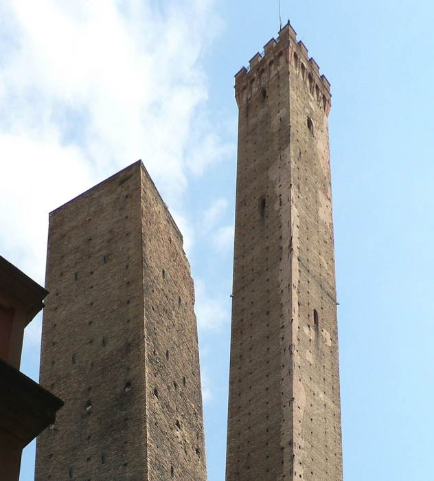 На фасаде башни всегда оставляли углубления для закрепления строительных лесов, которые теперь являются оригинальным декором (башни Asinelli и Garisenda, Болонья). | Фото: amusingplanet.com.