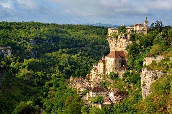 Священный французский городок Рокамадур, спрятанный в живописном ущелье, является духовным центром региона, внесенным в Список Всемирного наследия ЮНЕСКО. | Фото: francecomfort.com.