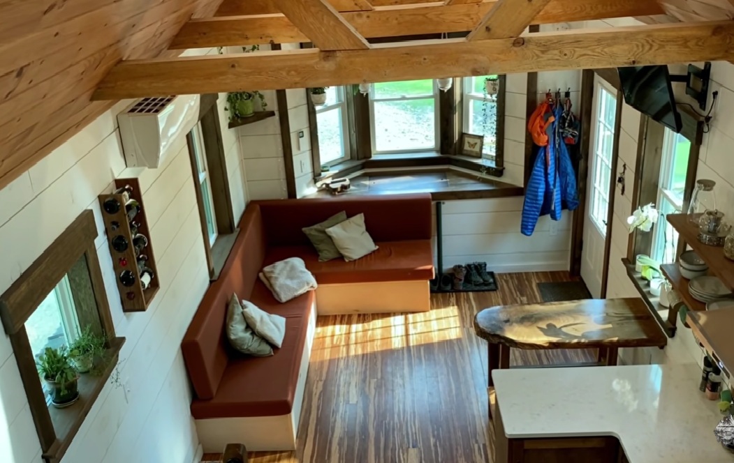 Высокие потолки и открытая планировка сделали дом просторным и воздушным.