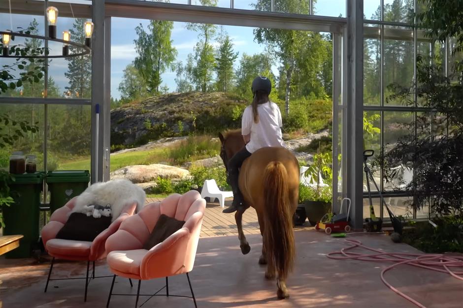 Напольное покрытие настолько прочное, что можно кататься на пони.