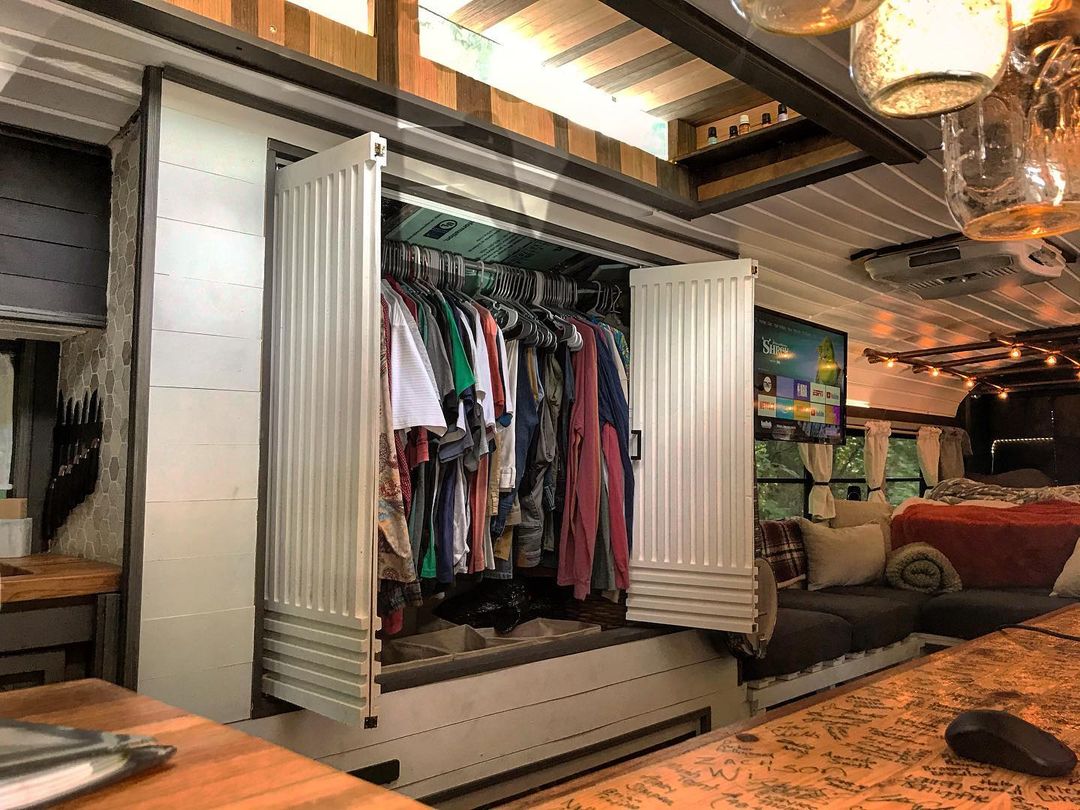 В преображенном автобусе нашлось место и для шкафа. 