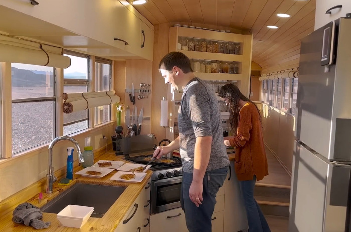 Кухня получилась довольно светлой и просторной, так что кулинарные эксперименты парочка влюбленных может проводить сообща (Aurora the Adventure Bus, США). | Фото: yankodesign.com.