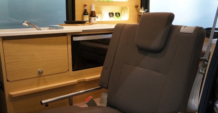 Пожертвовав лишь одним задним сиденьем, удалось организовать более комфортное и функциональное пространство (Oka Comfort Cozy). | Фото: okamotors.co.jp.