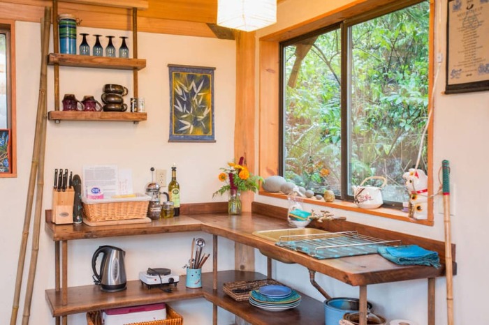 Минималистичная кухня со столом ручной работы (Japanese Forest House, США). | Фото: capefalconkayak.com.