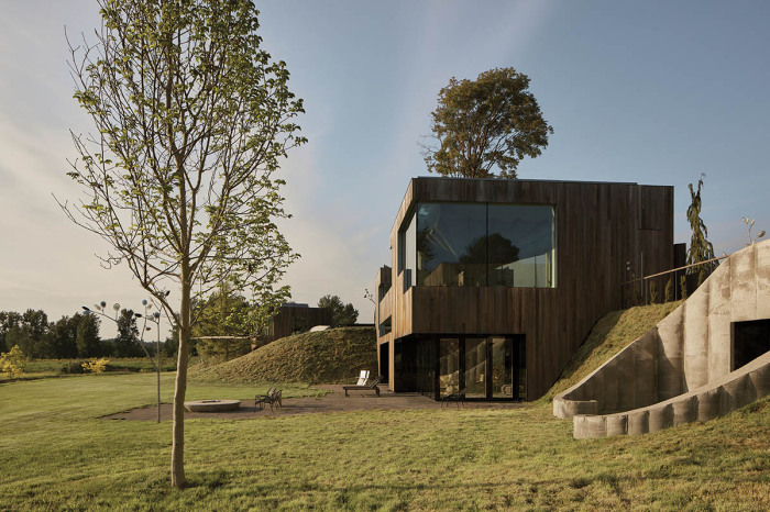 Часть дома интегрирована в природный холм (проект «75.9», Канада).