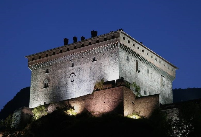 Выступающие карнизы также могут защитить во время штурма стен (Il Castello di Verres, Италия). | Фото: viefrancigene.com.
