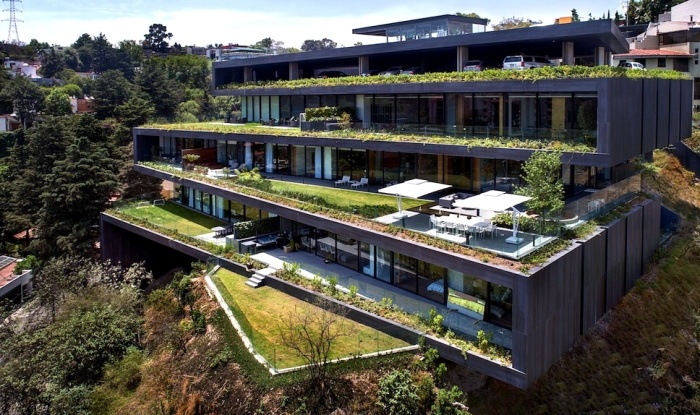 Для каждого этажа предусмотрены большие террасы, на которых имеются собственные поляны и сады (Alcazar de Toledo, Мехико). | Фото: sordomadaleno.com. 