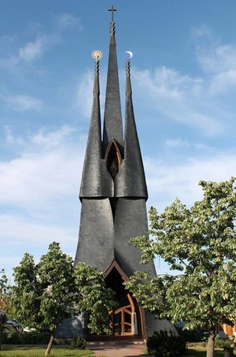 Такая архитектура вряд ли может вызывать добрые ассоциации даже у здорового человека (Католическая церковь в Пакше, Венгрия). | Фото: prikolno.cc.