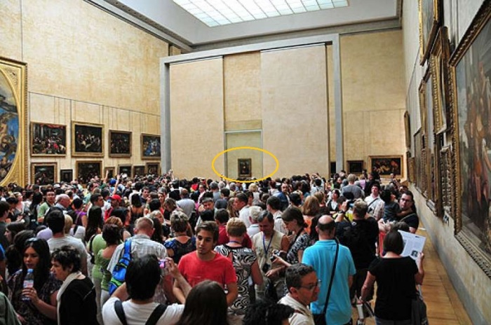 В зале, где выставлена «Мона Лиза», всегда толпится море народа и увидеть великое творение Леонардо да Винчи вряд ли удастся. | Фото: lenta.ua.
