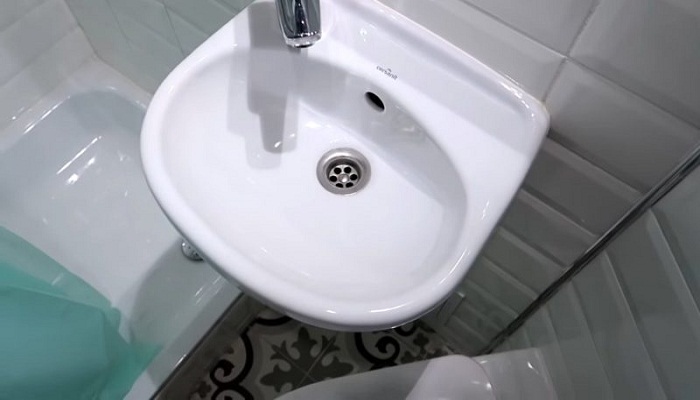 В совмещенной ванной комнате удалось установить душевую и рукомойник. | Фото: cpykami.ru.
