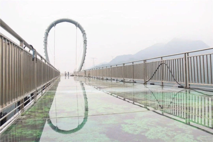 После несчастного случая, произошедшего с туристом сразу после открытия Huangtengxia Tianmen Sky Walk, перила на мосту были усилены металлической конструкцией (Гуандун, Китай). | Фото: highestbridges.com.