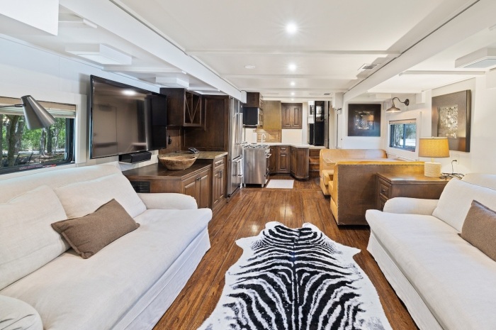 Стильная гостиная с дорогой дизайнерской мебелью (автодом The Aspen).