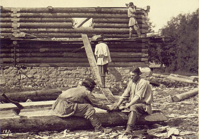 Правильная обработка древесины гарантировала долговечность строения. | Фото: 1986vv.livejournal.com.
