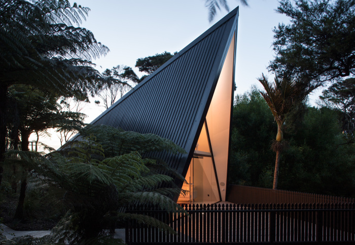Терраса перед домом повторяет его форму, создавая иллюзию, что это просто тень (The Tent House, Новая Зеландия). | Фото: huntingforgeorge.com.