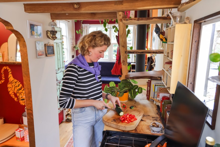 Лара гордиться тем, что сама построила благоустроенный дом. Лара гордиться тем, что сама построила благоустроенный дом.