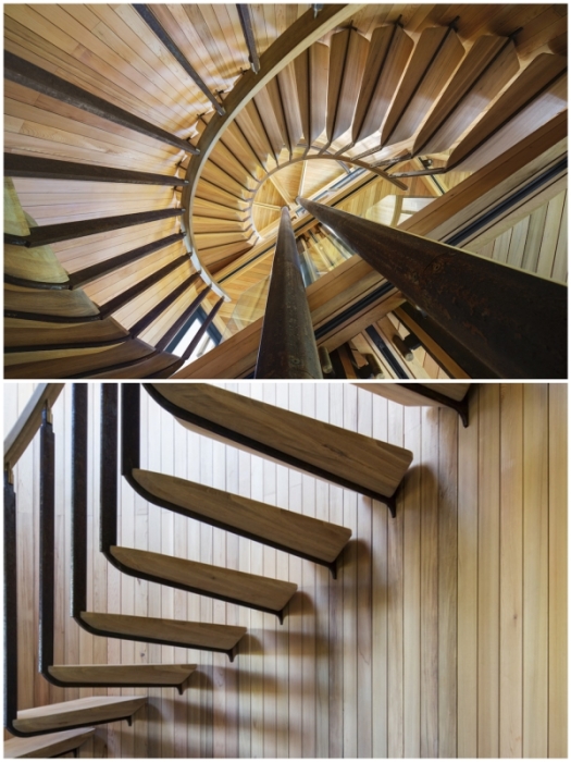 Винтовая лестница, являющая центром модульного домика, стала главным украшением интерьера (Treehouse Paarman, Кейптаун).