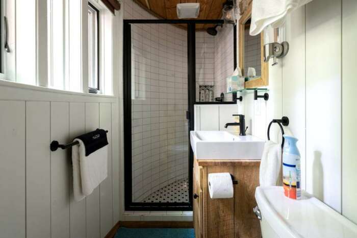 Благоустроенная ванная комната (The Hemlock, Хокинг-Хиллз). | Фото: hockinghillstreehousecabins.com.