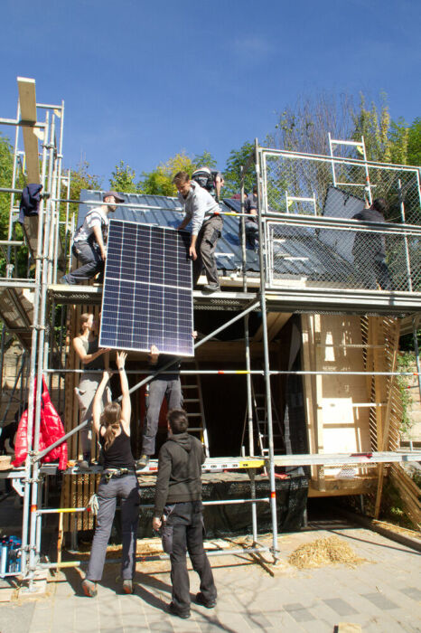На пологом скате крыши установили солнечные панели, которые обеспечат энергонезависимость объекта (Circular Tiny House CTH*1, Кобург). | Фото: upjobsnews.com.