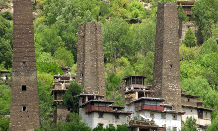 Исполинские башни называют еще «падающими», потому что от времени они начали опасно крениться в бок (The Himalayan Towers, Китай). | Фото: amusingplanet.com.