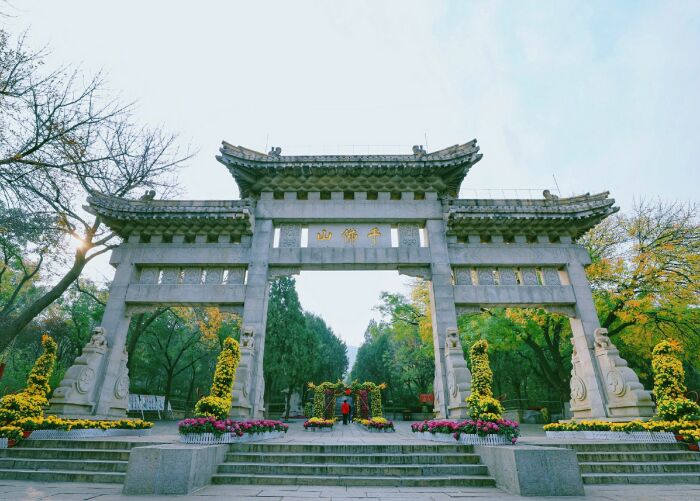 Вход в храм на территории Парка тысячи Будд (Цзинань, Китай). | Фото: tourpedia.ru.