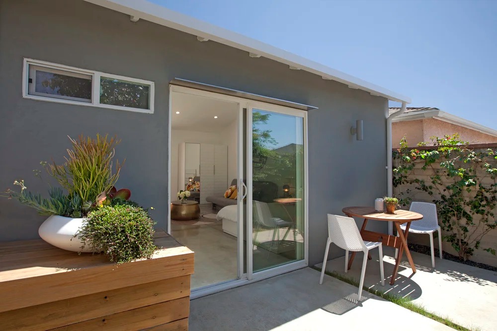 В гостевом доме Ladera Heights ADU вырезали дверь для выхода на патио. В гостевом доме Ladera Heights ADU вырезали дверь для выхода на патио.