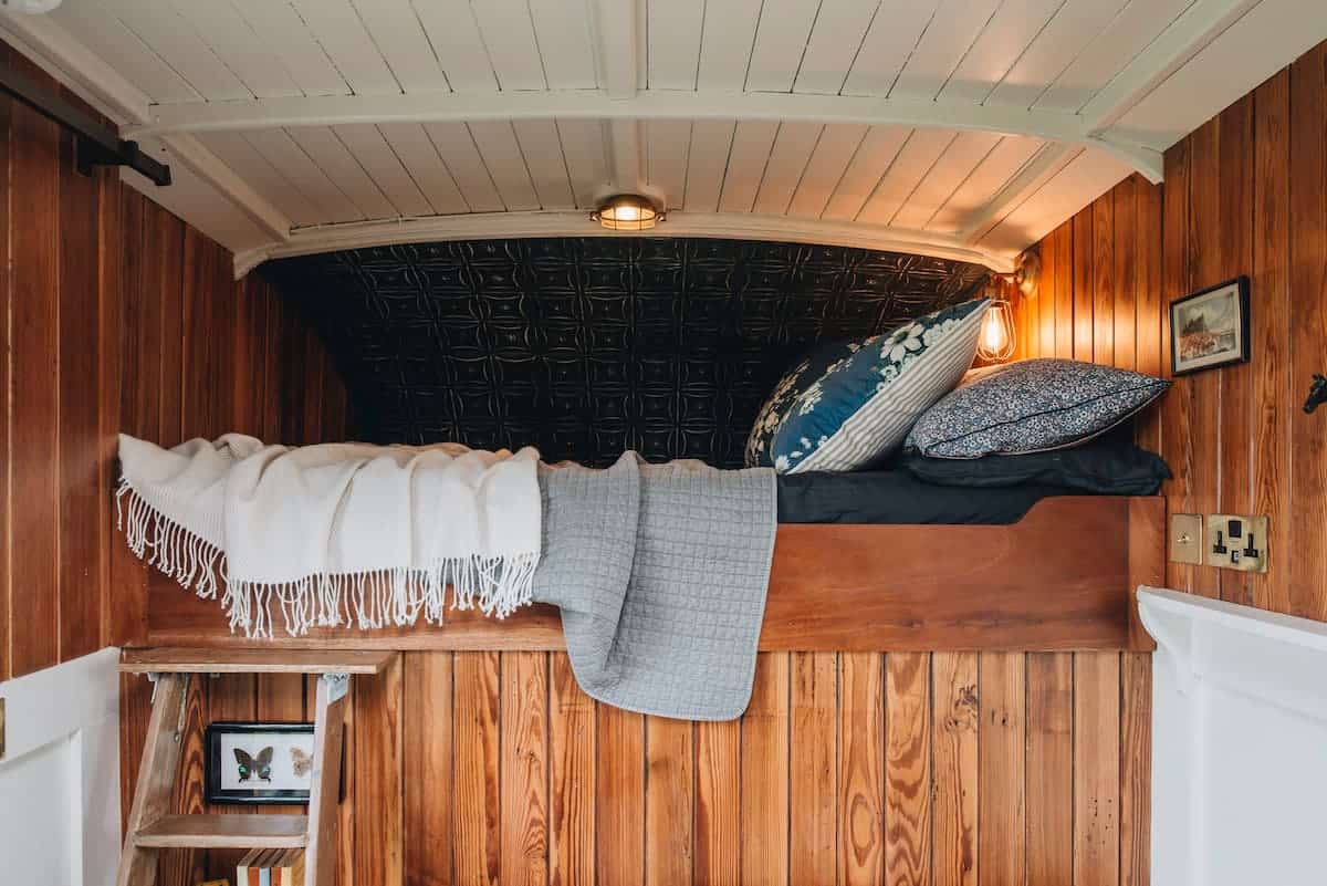 Над кабиной обустроена спальная зона («Овсяная будка»). Над кабиной обустроена спальная зона («Овсяная будка»).