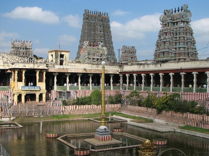 В одном из внутренних дворов, расположенных у центрального входа, создан «Пруд золотого лотоса», предназначенный для омовения (Madurai Meenakshi Temple, Индия). | Фото: commons.wikimedia.org.