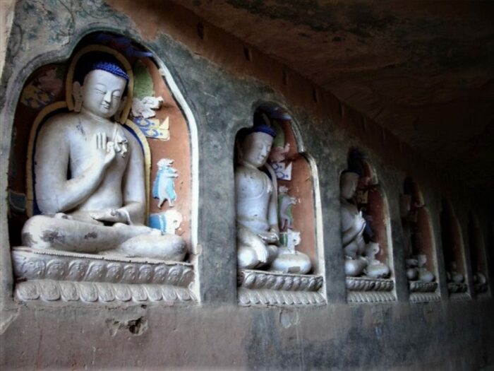 В каждом гроте вырезаны ниши, где установлены статуи Будды, других божеств и мифических существ (Mati Si, Китай). | Фото: thewanderingjuan.net.