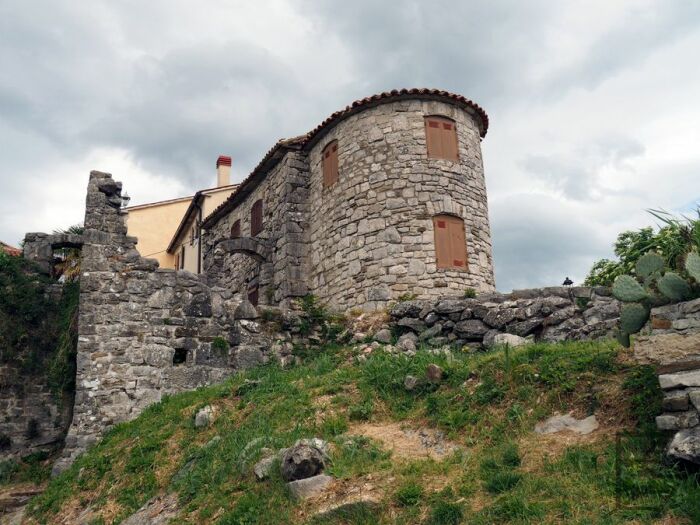 Часть домов выступают в роли крепостной стены (Хум, Хорватия). | Фото: welcome-to-croatia.com.