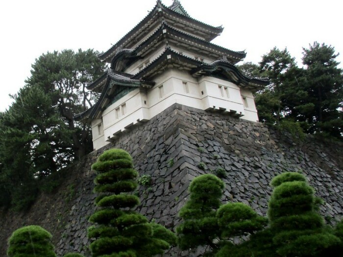 Полигональная кладка у основания сторожевой башни выглядит более небрежно, чем крепостная стена (Императорский дворец, Токио). | Фото: skyscrapercity.com.