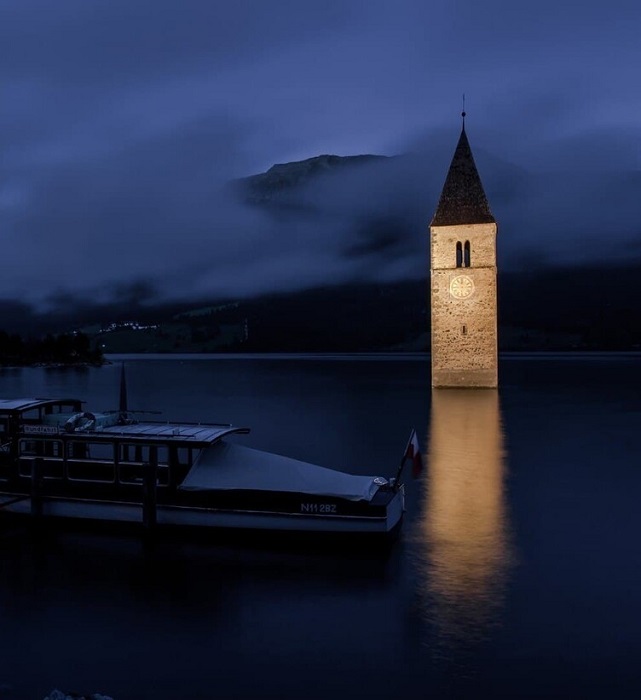 Старинная колокольня посреди огромного озера стала главной туристической достопримечательностью (о. Резия, Италия). | Фото: euhosti.blogspot.com.