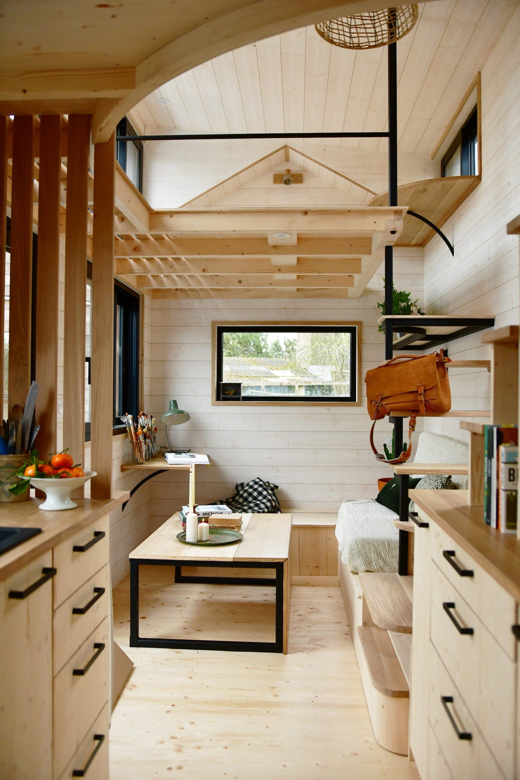 «Парящая» лестница ведет на один из лофтов Naomi. «Парящая» лестница ведет на один из лофтов Naomi.